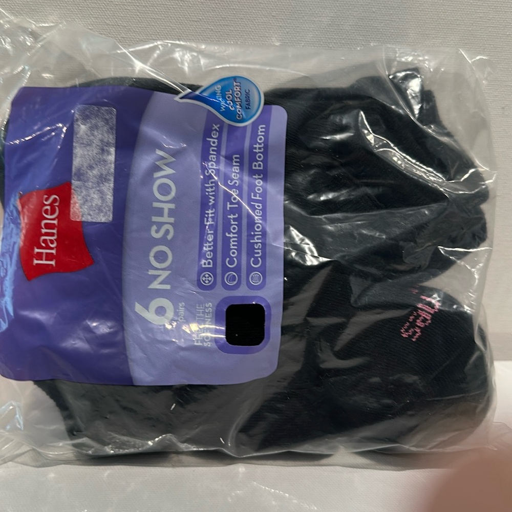 Hanes (6) Pk. No Show Comfort Show, Cushion Foot Bottom Ankle high Socks.